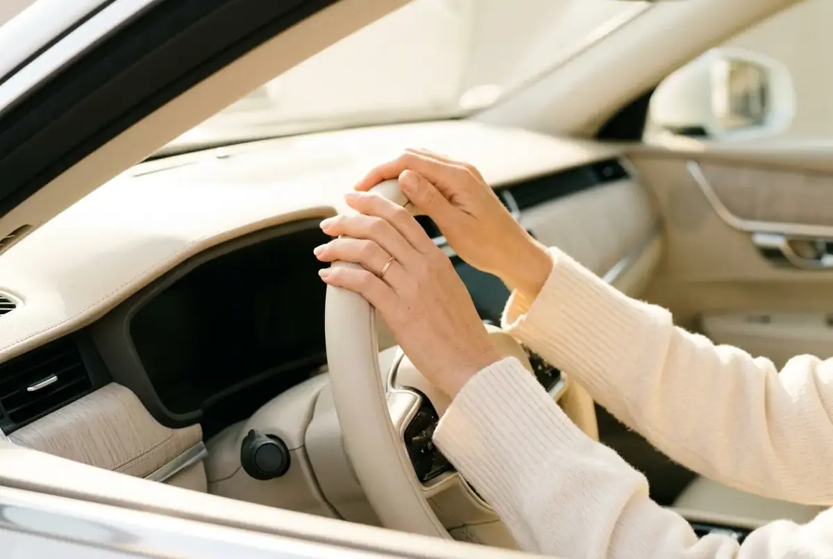 Iliustracija: rankos ant automobilio vairo